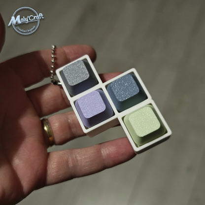 Vue à l'échelle du modèle Rêverie pastel (rose, mauve, bleu) tenu en main. Impression 3D de précision, filaments mat Panchroma. Fabriqué en France en acide polylactique. Finition veloutée et couleurs tendres pour cet accessoire de bureau tactile."