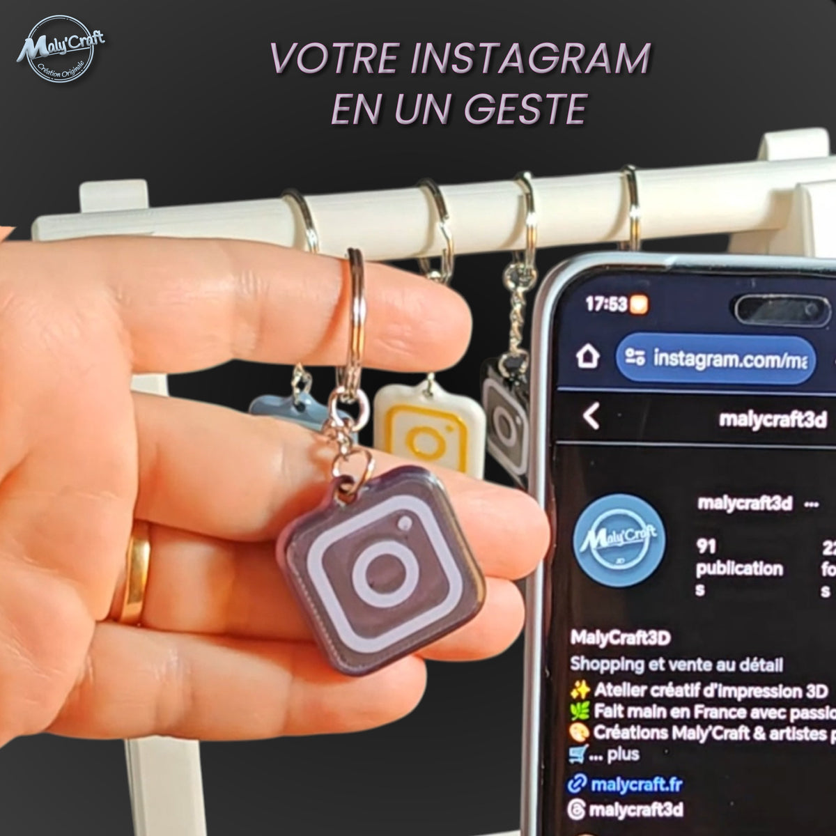 Porte-clé NFC Instagram personnalisé tenu en main près d’un smartphone affichant un profil Instagram. En approchant un téléphone compatible NFC, le profil associé s’ouvre directement. Plusieurs coloris de porte-clés sont visibles en arrière-plan.
Personalized Instagram NFC keychain held next to a smartphone displaying an Instagram profile. Bringing an NFC-compatible phone close to the keychain opens the linked Instagram profile directly. Several keychain color options are visible in the backgroun
