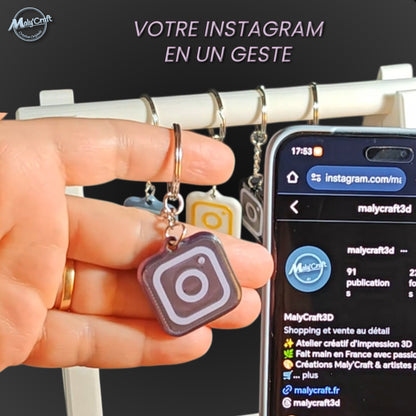 Porte-clé NFC Instagram personnalisé tenu en main près d’un smartphone affichant un profil Instagram. En approchant un téléphone compatible NFC, le profil associé s’ouvre directement. Plusieurs coloris de porte-clés sont visibles en arrière-plan.
Personalized Instagram NFC keychain held next to a smartphone displaying an Instagram profile. Bringing an NFC-compatible phone close to the keychain opens the linked Instagram profile directly. Several keychain color options are visible in the backgroun