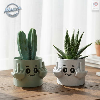 Pot humoristique pour plante, imprimé en 3D et signé Maly’Craft. Ce petit cache-pot original représente un visage souriant avec deux mains levant le majeur, pour une décoration à la fois drôle et décalée. Idéal pour un cactus ou une succulente, il apporte une touche d’ironie et de bonne humeur à votre bureau, salon ou atelier. Création artisanale fabriquée en France, parfaite comme idée cadeau amusante pour les amateurs d’humour et de design unique.
