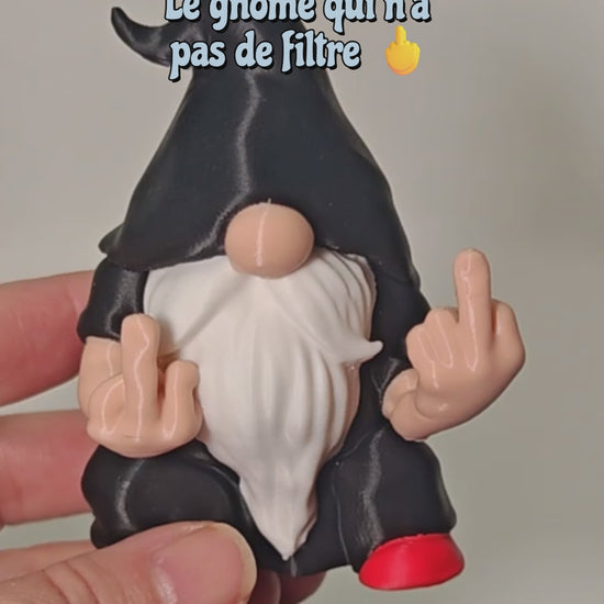 Vidéo de présentation de l'O'Gnome Maly'Craft, une figurine de gnome rebelle faisant un doigt d'honneur. Objet humoristique pour décoration de bureau, réalisé en impression 3D de précision dans mon atelier en France. Présentation du modèle noir et rouge avec focus sur la qualité des détails et la personnalisation des couleurs.