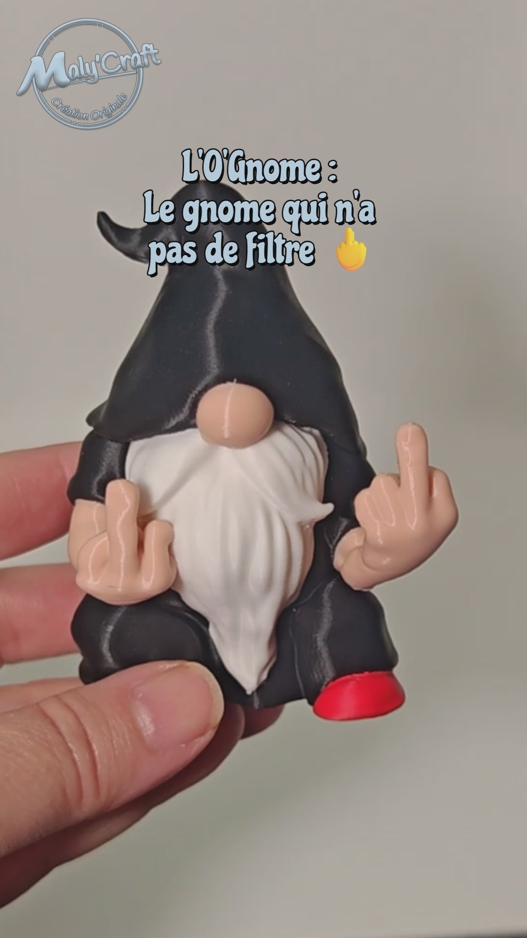 Vidéo de présentation de l'O'Gnome Maly'Craft, une figurine de gnome rebelle faisant un doigt d'honneur. Objet humoristique pour décoration de bureau, réalisé en impression 3D de précision dans mon atelier en France. Présentation du modèle noir et rouge avec focus sur la qualité des détails et la personnalisation des couleurs.