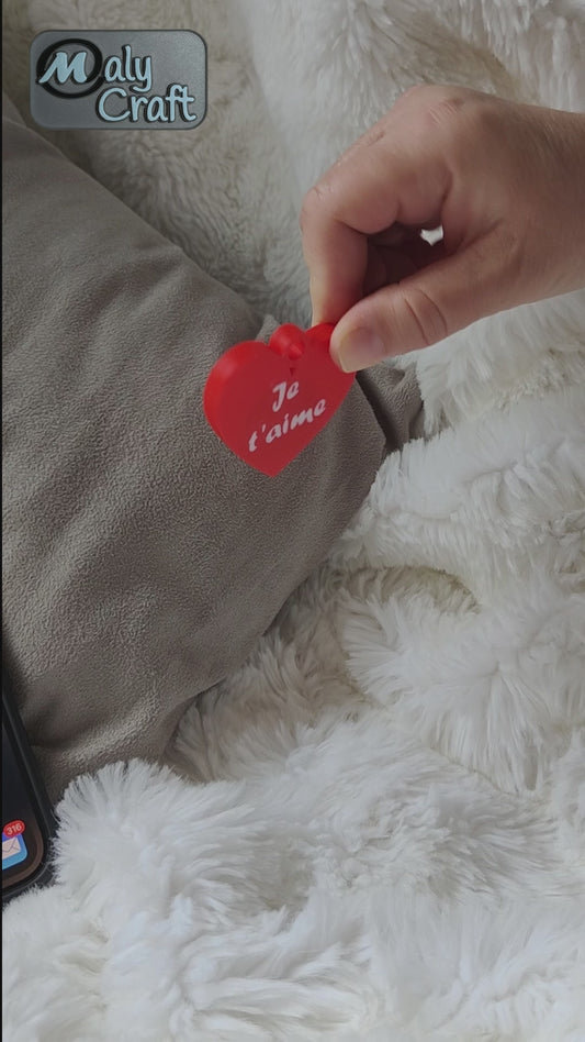 Heart-shaped "I love you" keychain with NFC connectivity – customizable voice message