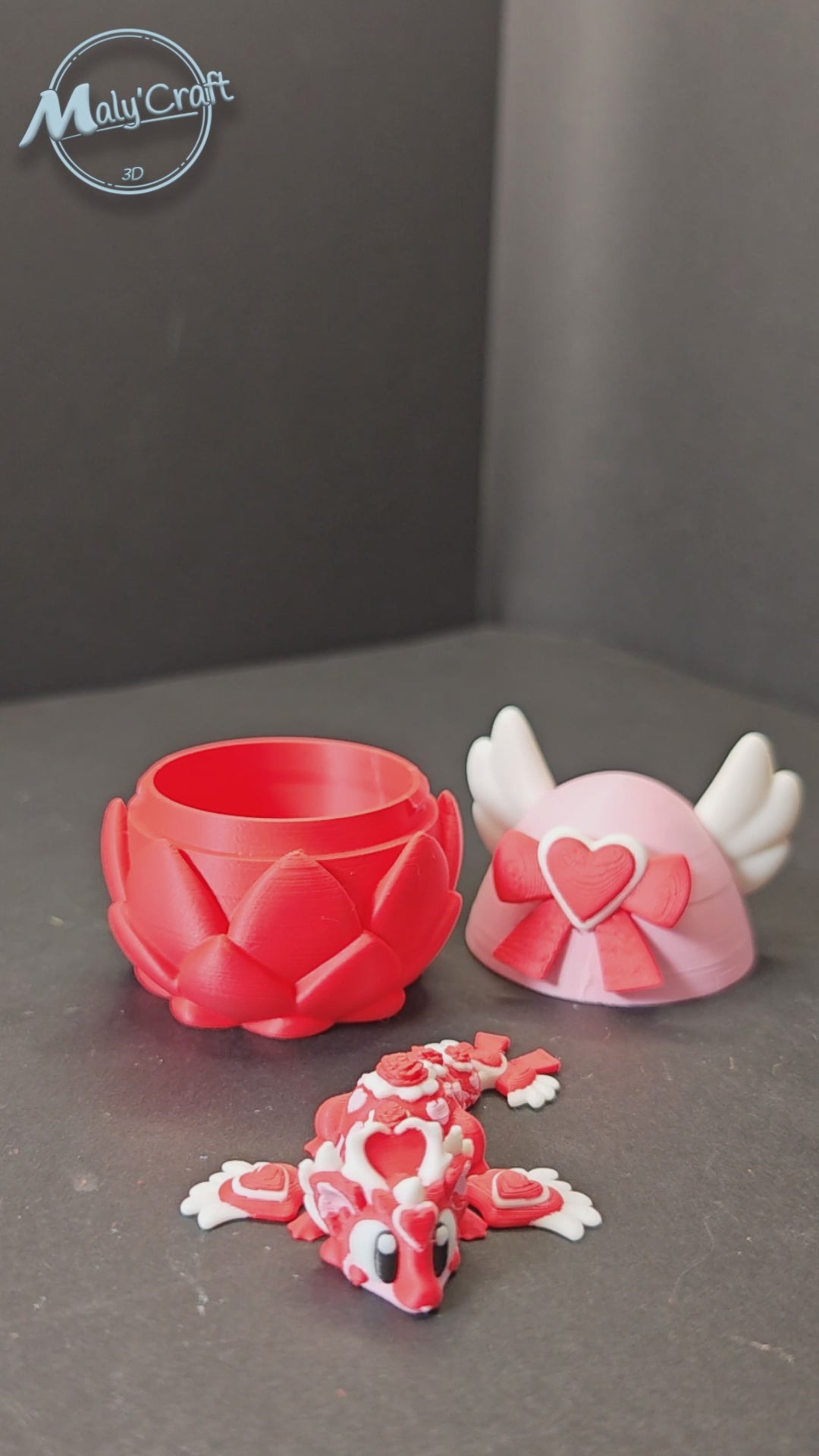 Vidéo de démonstration du dragon articulé 3D Gob : manipulation des articulations fluides et présentation de l'œuf de la Saint-Valentin.