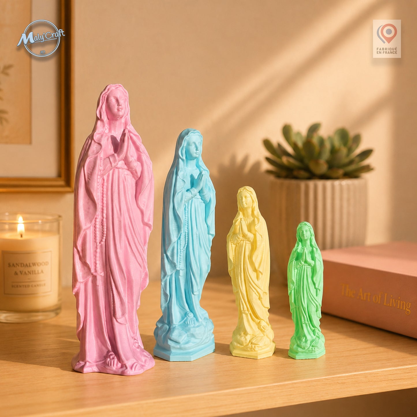 Ensemble de quatre statues Vierge Marie pastel en impression 3D alignées par taille, ambiance lumière du soir avec plante et bougie
Set of four pastel 3D printed Virgin Mary statues arranged by size, evening light setting with plant and candle