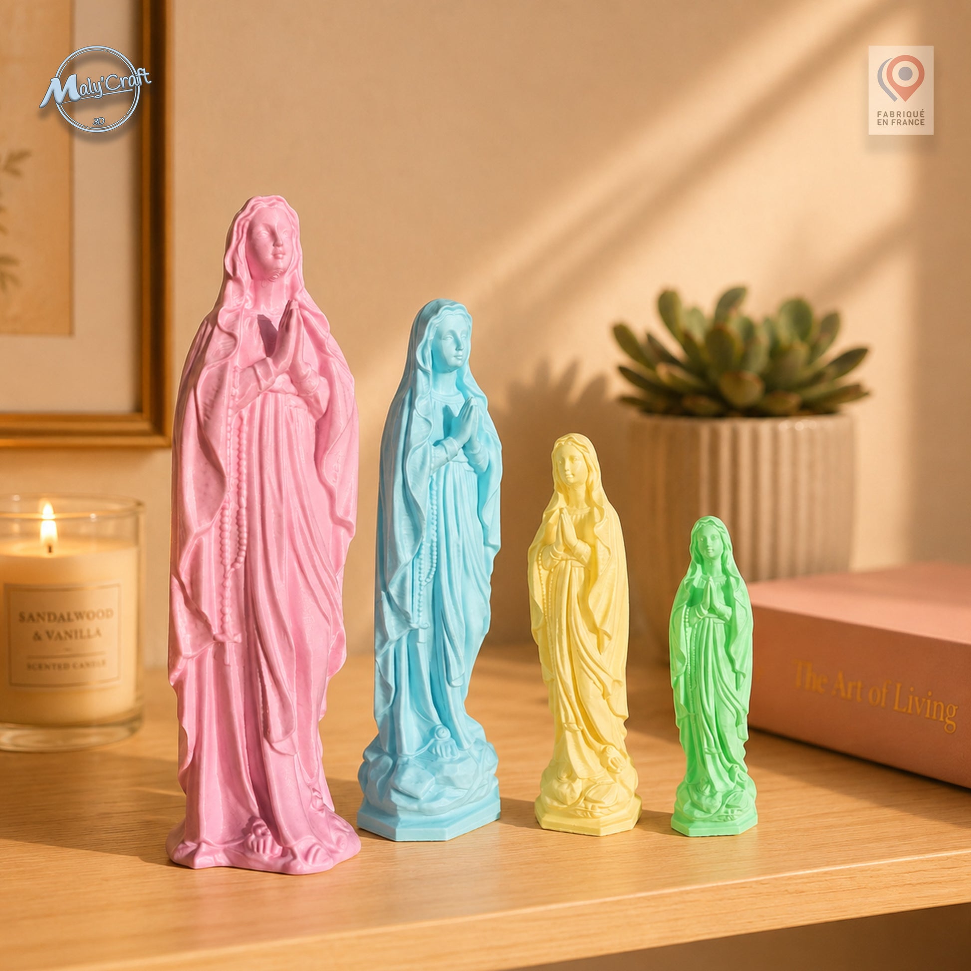Ensemble de quatre statues Vierge Marie pastel en impression 3D alignées par taille, ambiance lumière du soir avec plante et bougie
Set of four pastel 3D printed Virgin Mary statues arranged by size, evening light setting with plant and candle